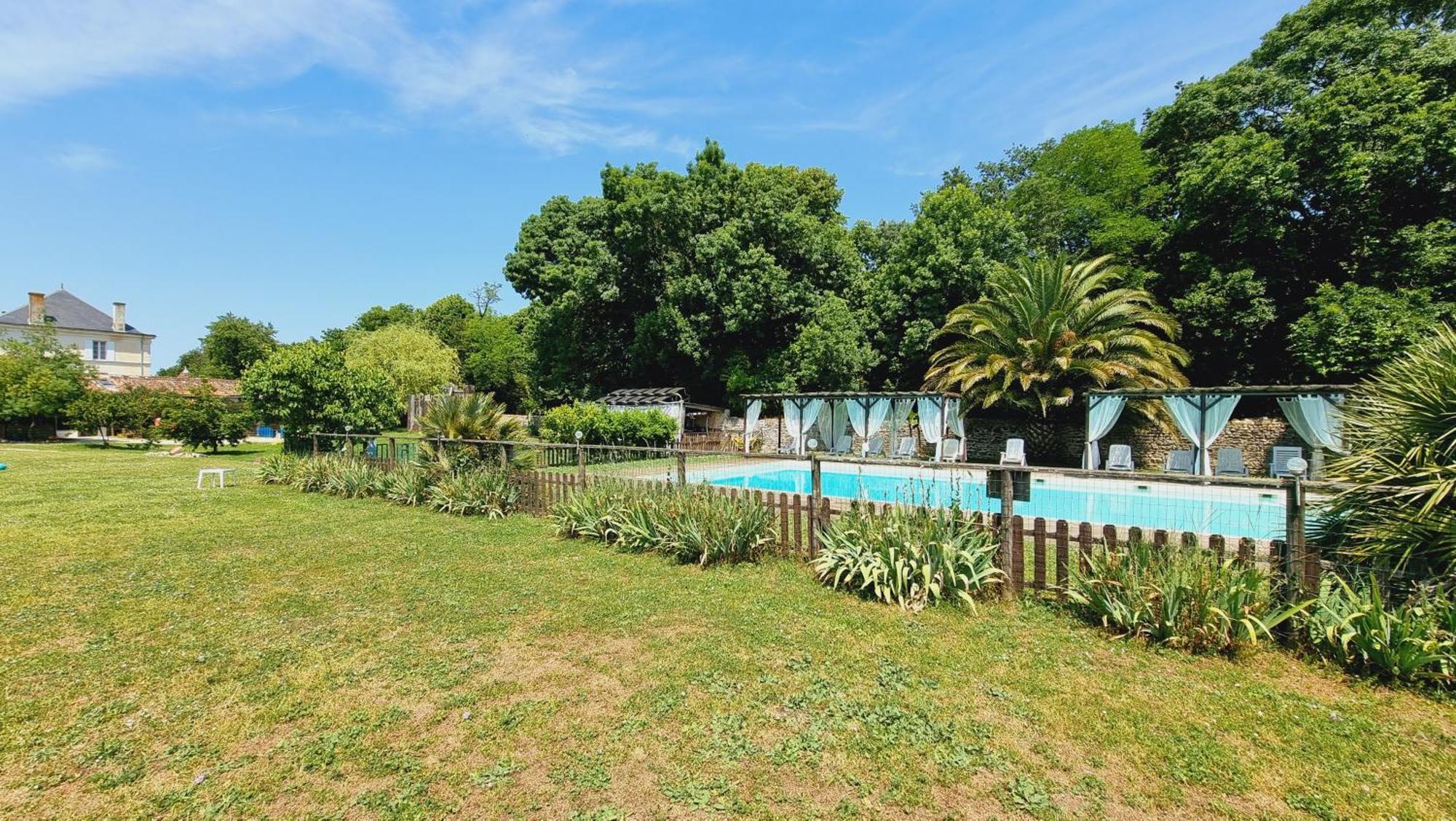 Вилла Domaine De Rochebonne Saint-Just-Luzac Экстерьер фото
